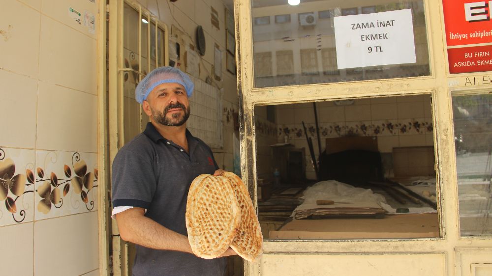 Komşu fırıncılara kızdı, ekmekte 3 lira indirim yaptı