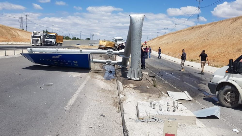 Kontrolden çıkan hafriyat kamyonu yön tabelasına çarptı: 1 yaralı