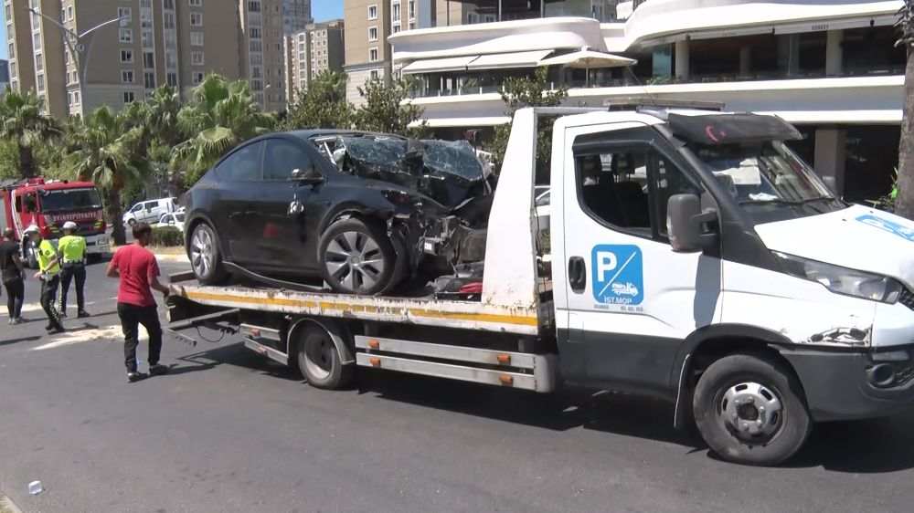 Kontrolden çıkan otomobil ağaca çarpıp karşı şeride geçti: 4 yaralı