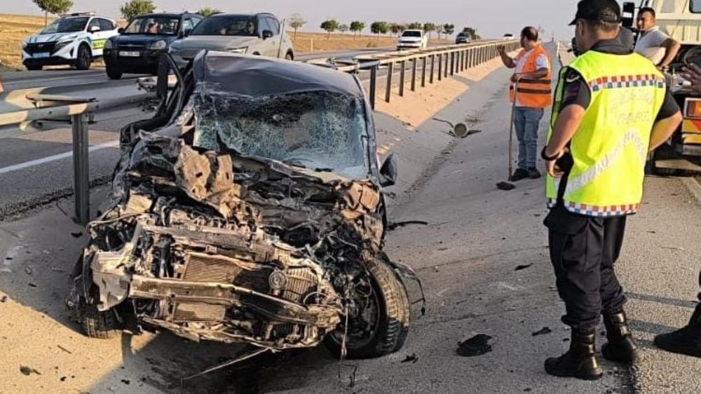  Kontrolden çıkan otomobil bariyerlere çarptı: 1 yaralı