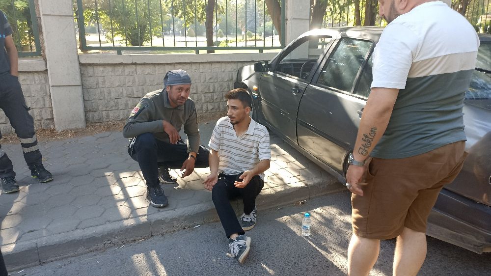 Kontrolden çıkan otomobil duvara çarparak durabildi, sürücüsü yaralandı