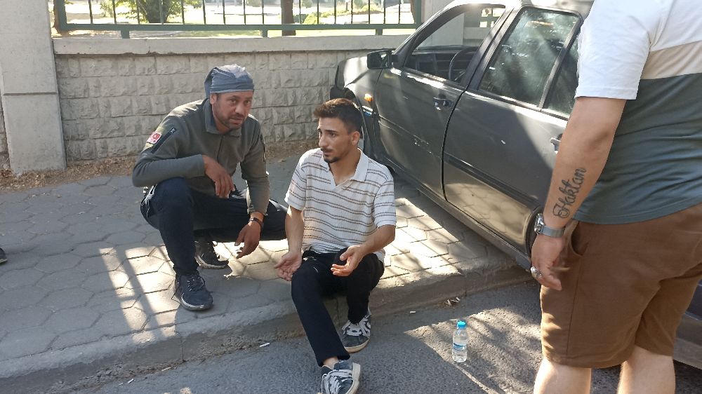 Kontrolden çıkan otomobil duvara çarparak durabildi, sürücüsü yaralandı