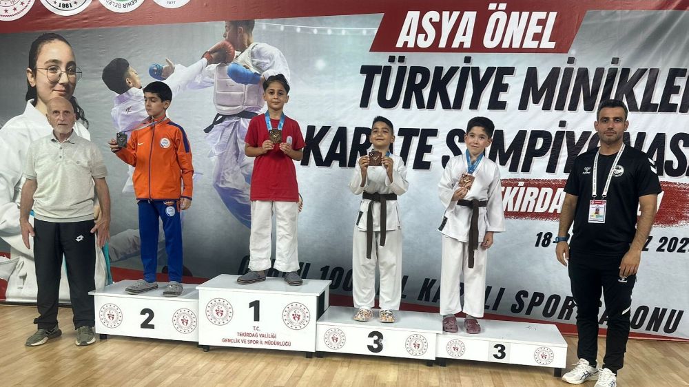 Körfezli minik karateciler Türkiye şampiyonasında altın ve bronz madalya aldı