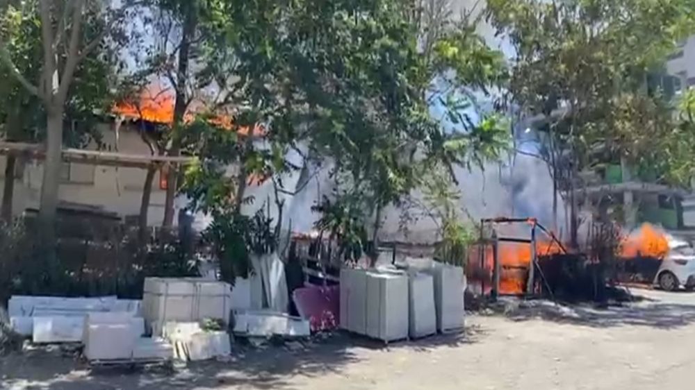 Küçükçekmece'de gecekonduda başlayan yangın otomobile sıçradı