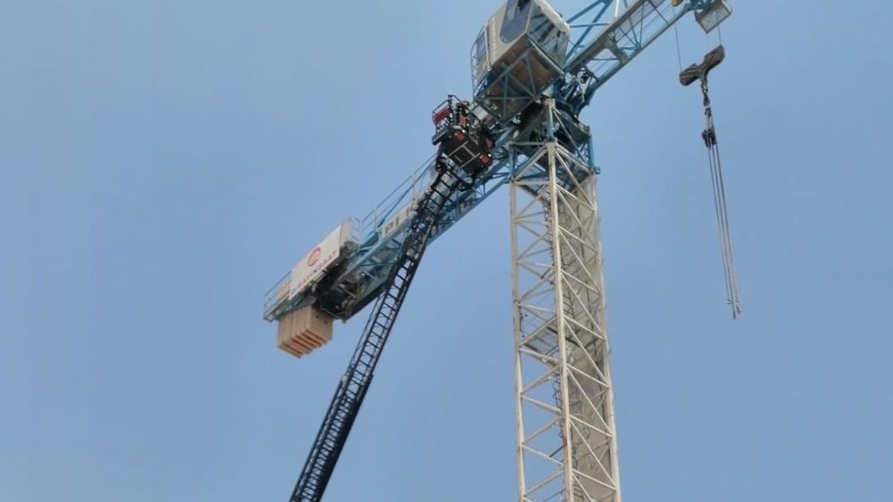 Kule vinçte fenalaşan operatörü itfaiye kurtardı