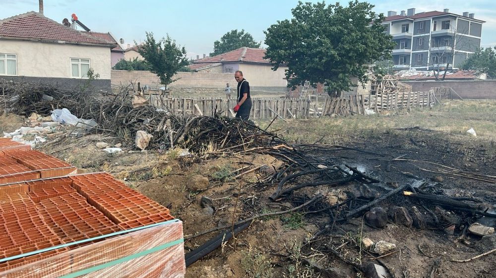 Kulu'da bahçe içerisinde ağaç yangını