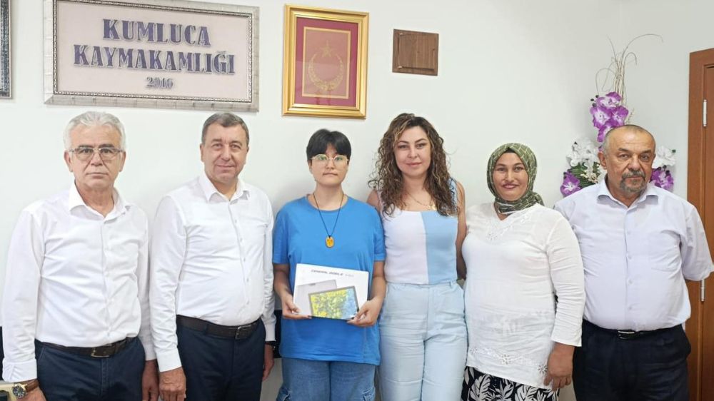  Kumluca'da YKS'de ilk bine giren üç öğrenciye ödül