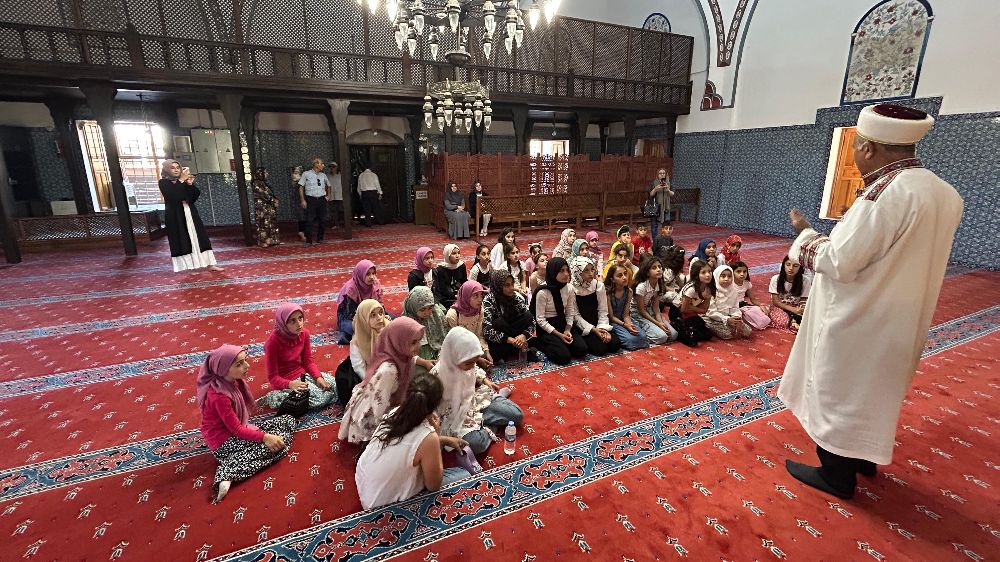 Kur'an kursu öğrencileri Hüsrev Paşa Camii'nin manevi atmosferini teneffüs etti