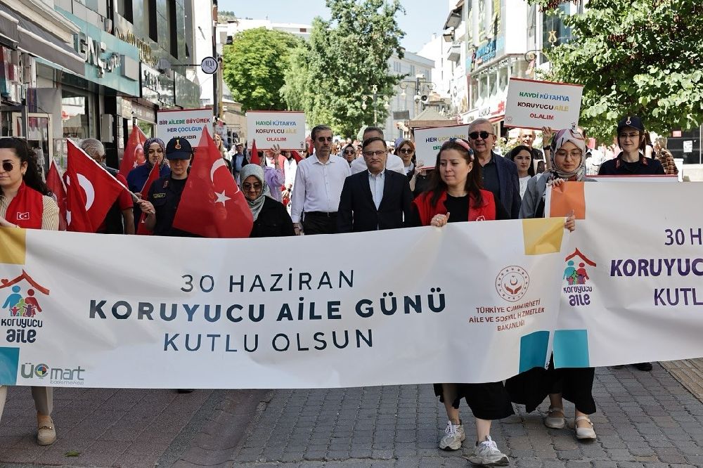 Kütahya’da 'Koruyucu Aile Yürüyüşü'ne yoğun katılım