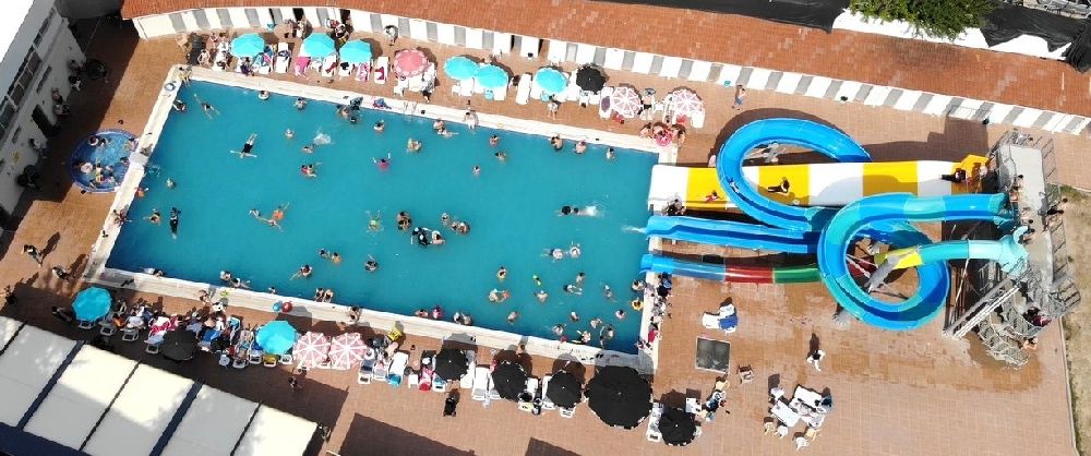 Kütahya'da sıcaklardan bunalanlar termal havuzlara akın ediyor