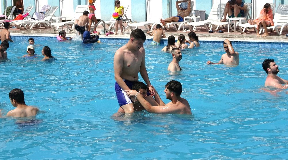 Kütahya'da sıcaklardan bunalanlar termal havuzlara akın ediyor