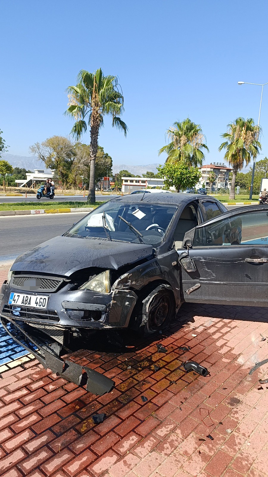Lastiği patlayan otomobil takla attı, sürücü burnu bile kanamadan araçtan çıktı