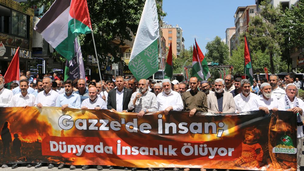 Leman dergisi Diyarbakır'da protesto edildi