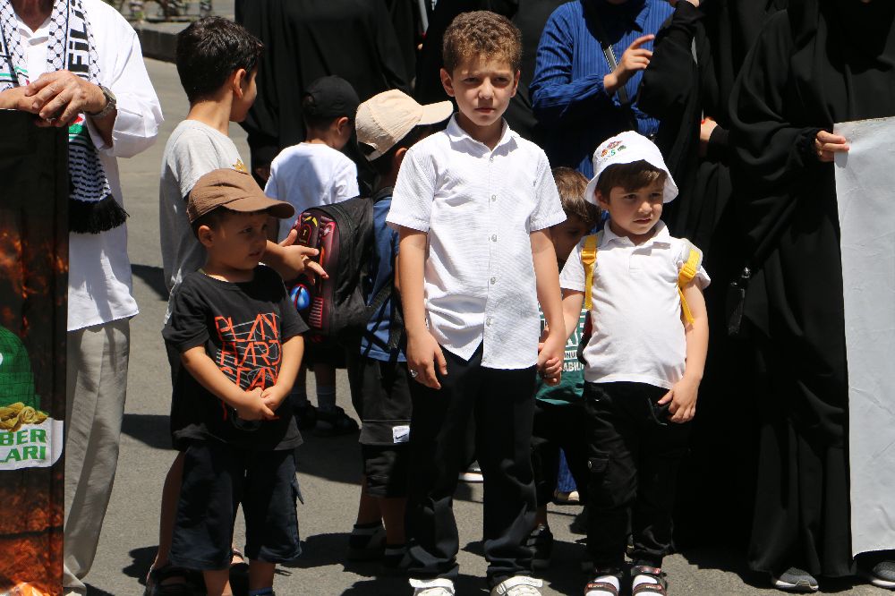 Leman dergisi Diyarbakır'da protesto edildi