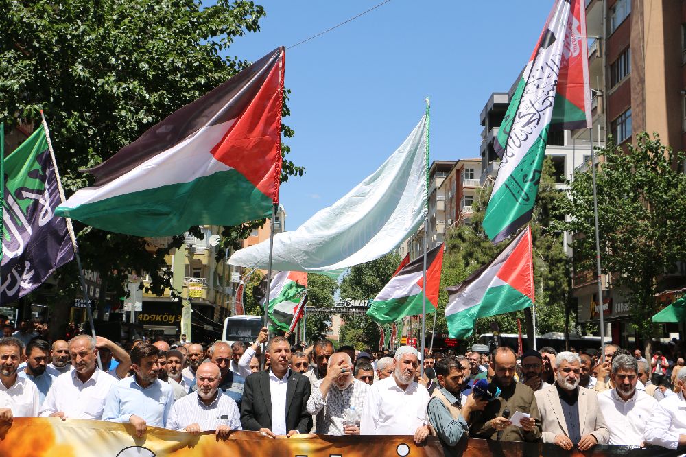 Leman dergisi Diyarbakır'da protesto edildi