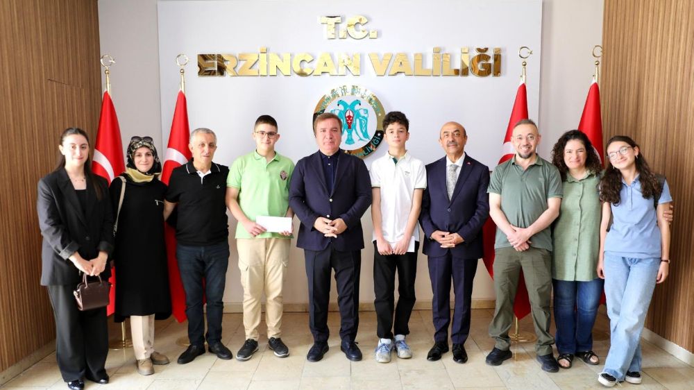  LGS’de 500 tam puan alan öğrenci ve aileleri Vali Aydoğdu’yu ziyaret etti