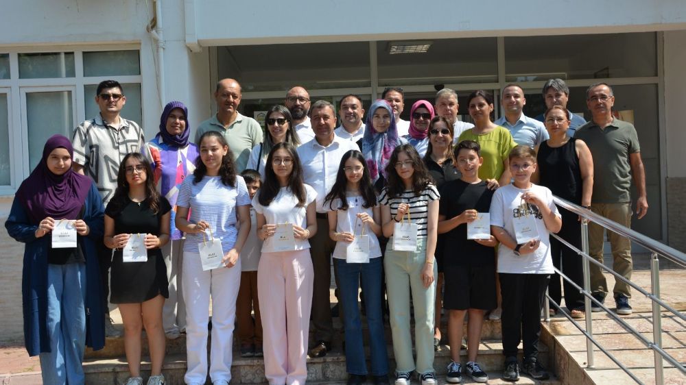 LGS’de başarı elde eden öğrenciler altın ile ödüllendirildi