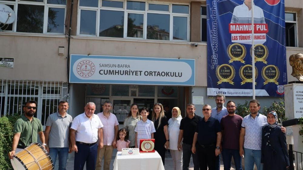 LGS Türkiye birincisi öğrenci, plaket ve altınla ödüllendirildi