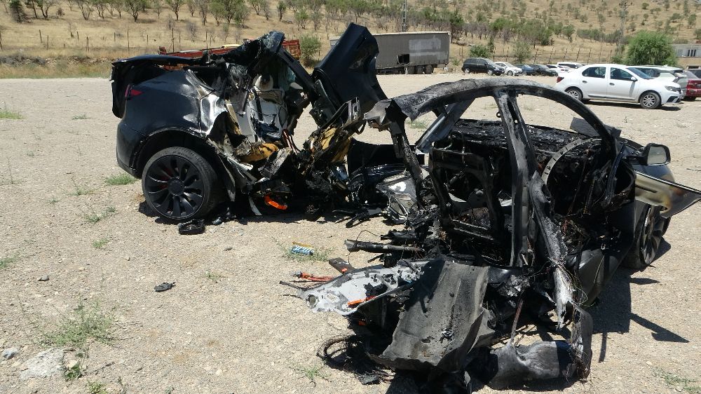  Malatya'da Tesla kazası: Araç ikiye bölündü, 2 hemşire hayatını kaybetti