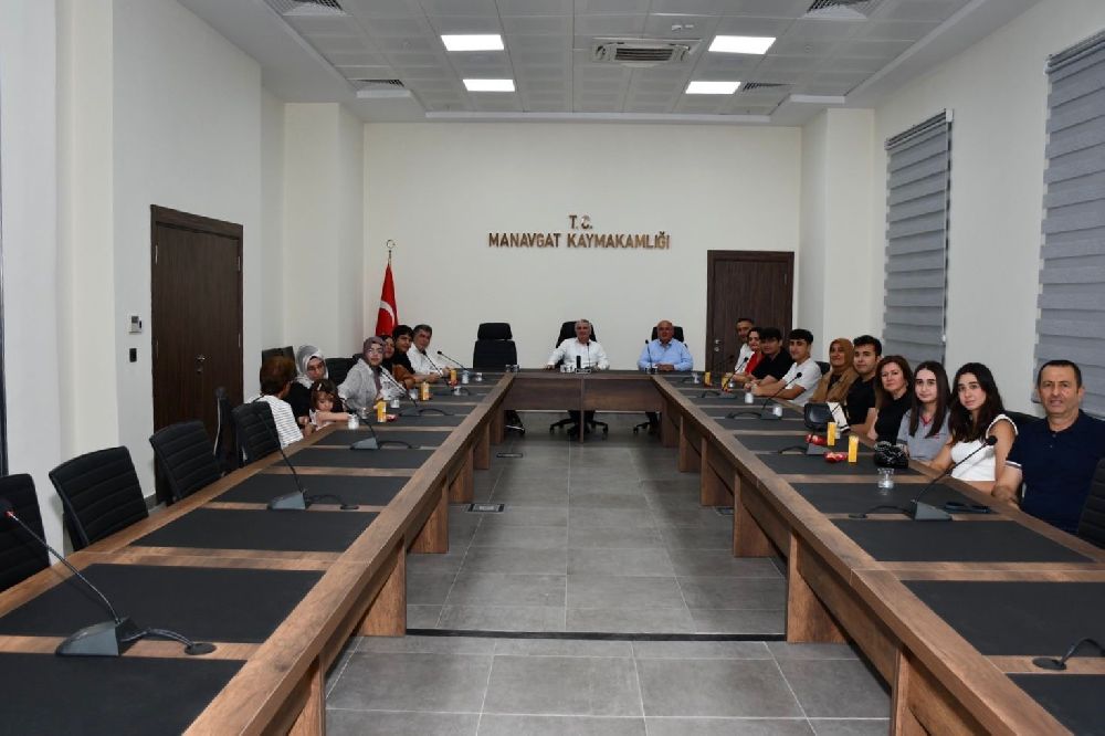 Manavgat’ın başarılı öğrencileri ödüllendirildi