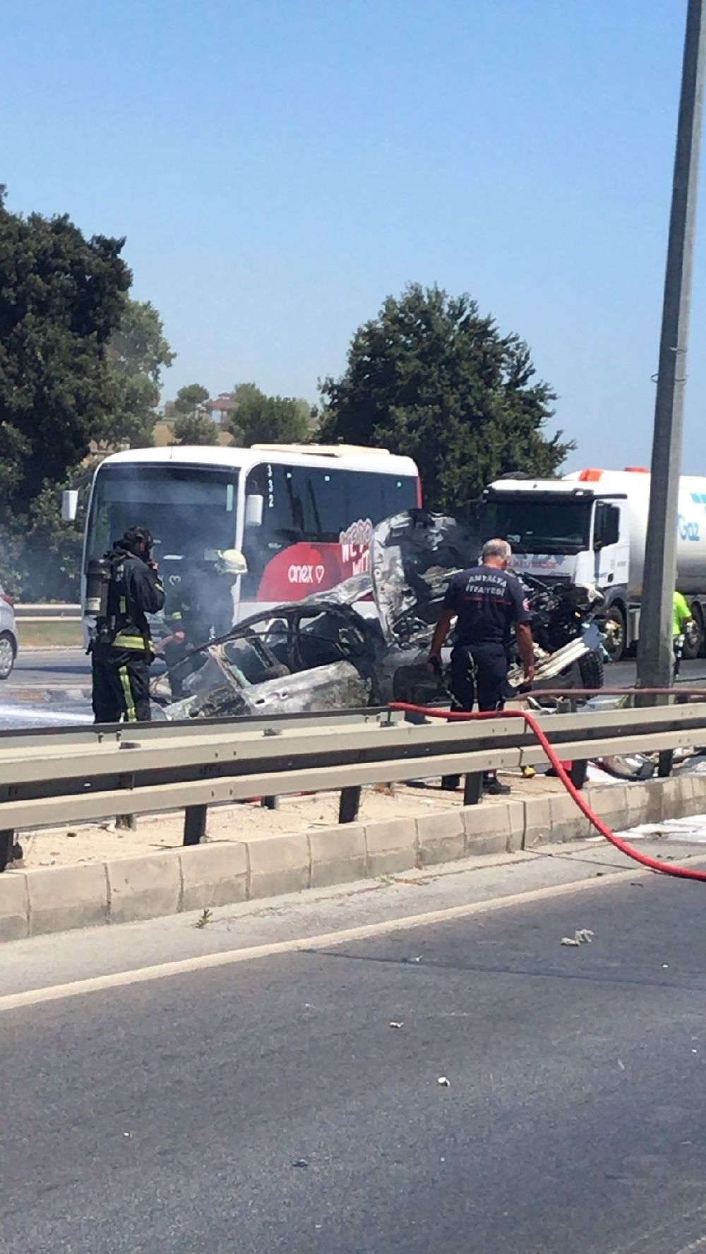 Manavgat'ta bariyerlere çarpan otomobil alev aldı: 2 yaralı