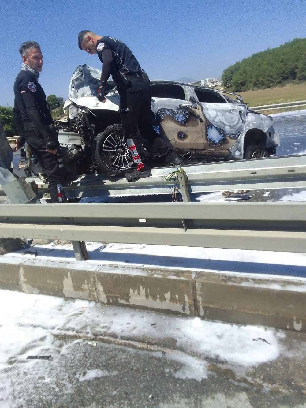 Manavgat'ta bariyerlere çarpan otomobil alev aldı: 2 yaralı