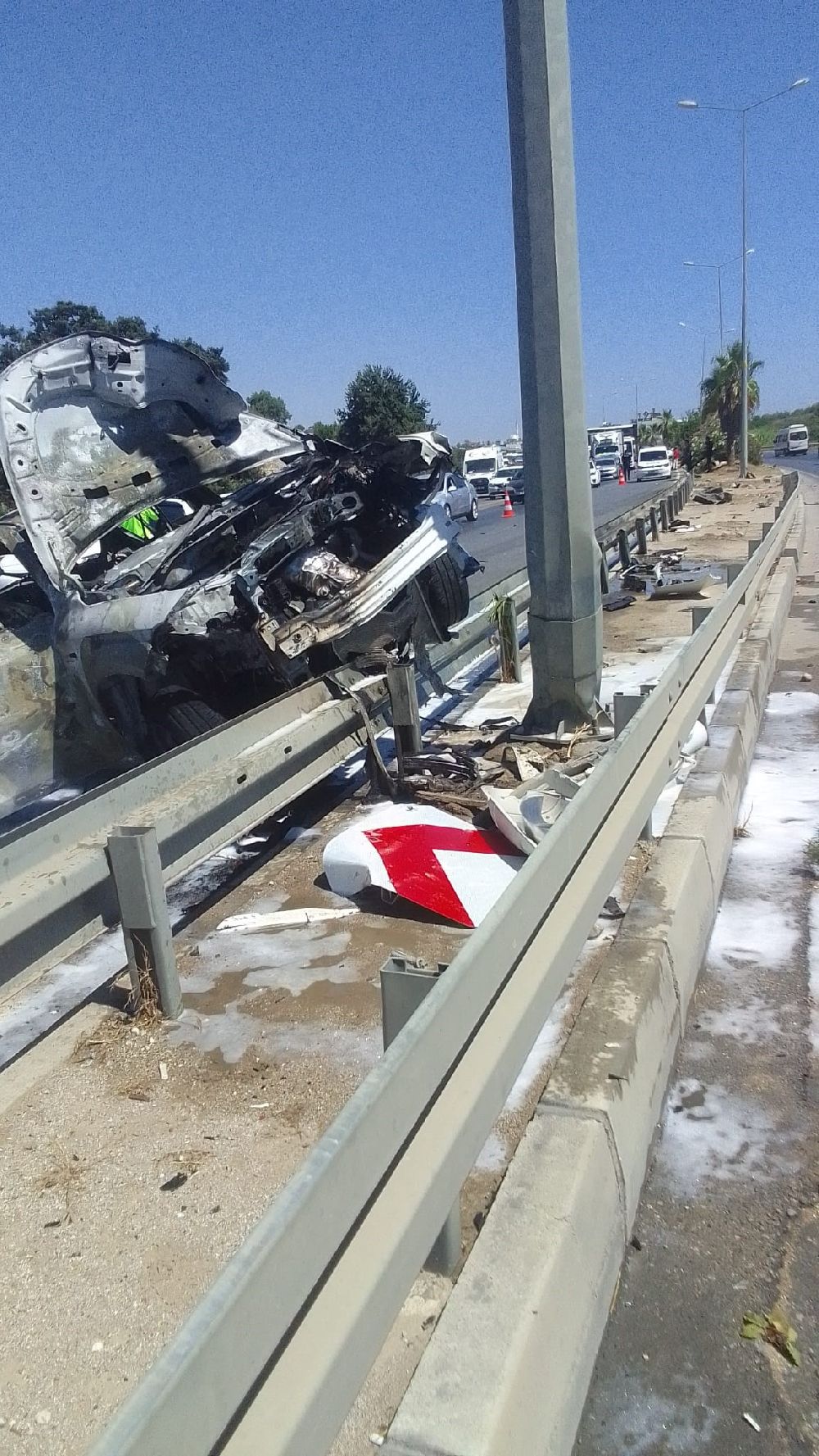 Manavgat'ta bariyerlere çarpan otomobil alev aldı: 2 yaralı