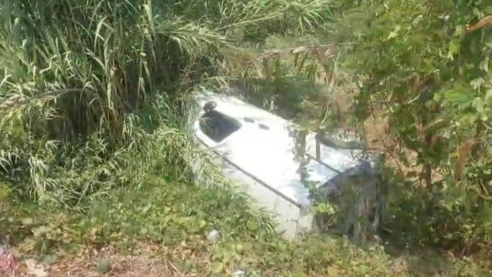 Manavgat'ta hafif ticari araç boş sulama kanalına devrildi: 1 yaralı