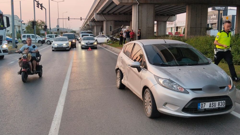 Manavgat'ta iki otomobil kavşakta çarpıştı: 1 yaralı