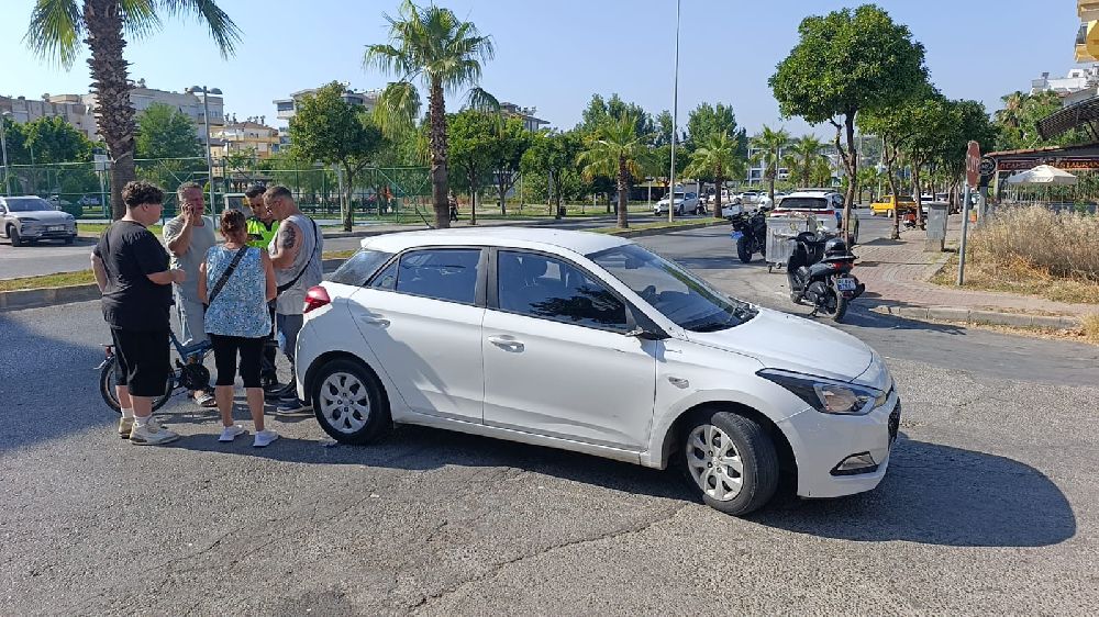 Manavgat'ta otomobil ile çarpışan motosikletli yaralandı