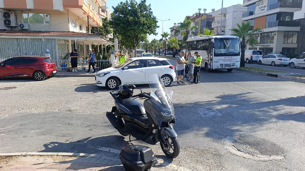 Manavgat'ta otomobil ile çarpışan motosikletli yaralandı