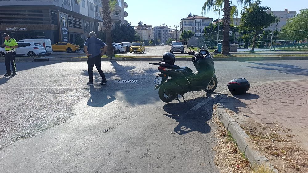Manavgat'ta otomobil ile çarpışan motosikletli yaralandı