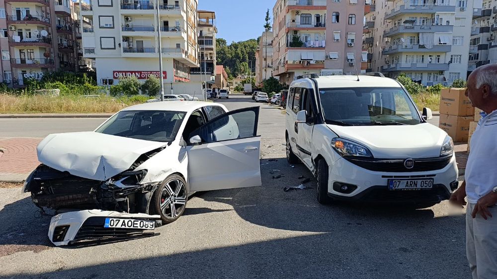  Manavgat’ta otomobil ile hafif ticari araç çarpıştı: 1 yaralı