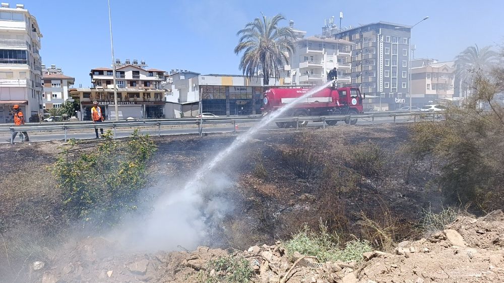 Manavgat'ta söndürülmeden atılan sigara sazlık yangınına neden oldu