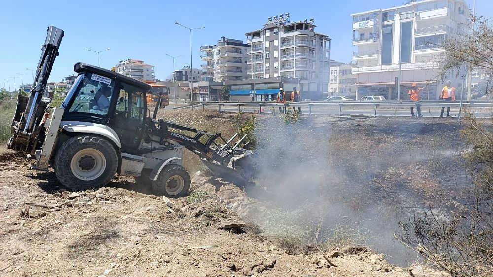 Manavgat'ta söndürülmeden atılan sigara sazlık yangınına neden oldu