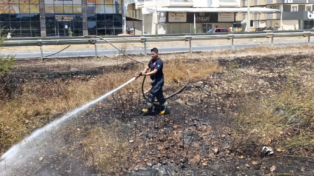 Manavgat'ta söndürülmeden atılan sigara sazlık yangınına neden oldu