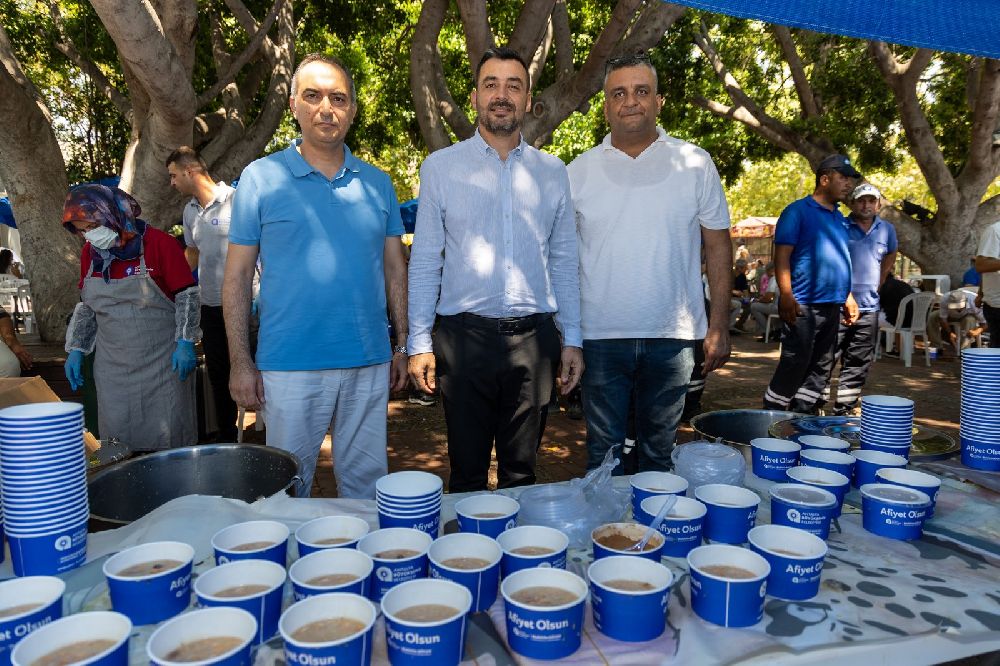 Manavgat'ta vatandaşlara aşure ikram edildi