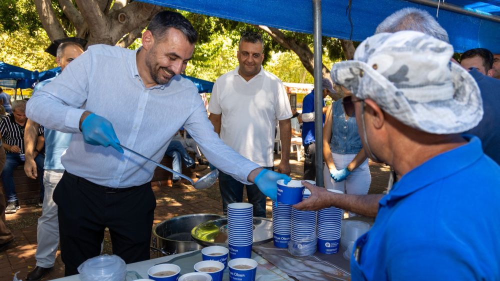 Manavgat'ta vatandaşlara aşure ikram edildi