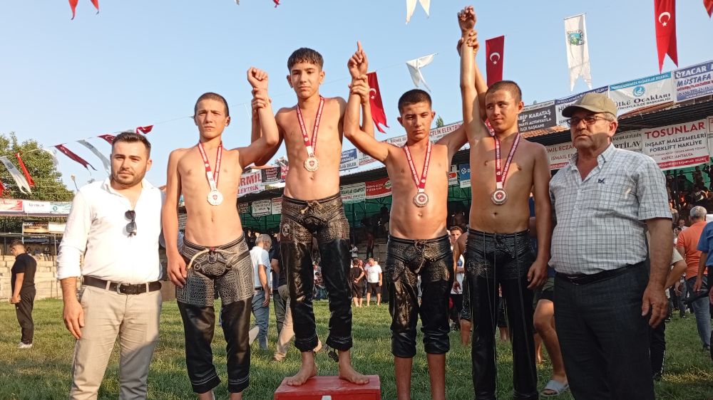 Manavgatlı minik güreşçiler çifte madalyayla döndü