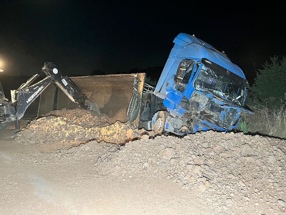 Manisa'da Hafriyat kamyonu traktöre arkadan çarptı 1 ölü, 1 yaralı