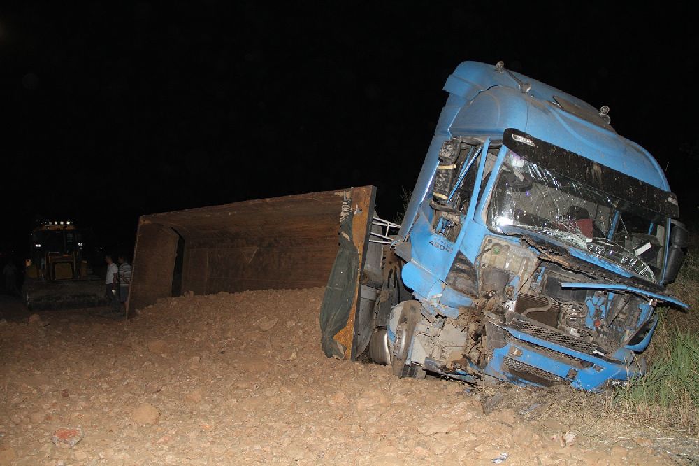 Manisa'da Hafriyat kamyonu traktöre arkadan çarptı 1 ölü, 1 yaralı