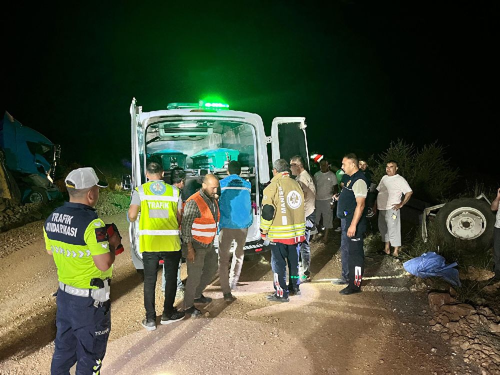 Manisa'da Hafriyat kamyonu traktöre arkadan çarptı 1 ölü, 1 yaralı