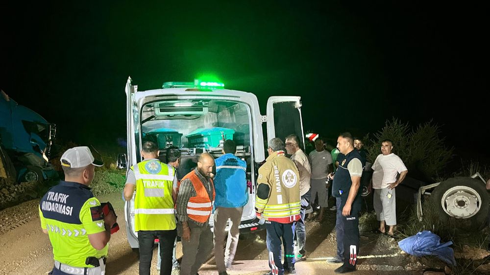  Manisa'da Hafriyat kamyonu traktöre arkadan çarptı 1 ölü, 1 yaralı