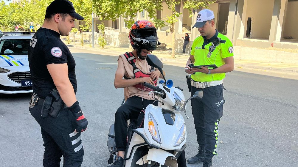 Manisa'da kurallara uymayan motosiklet sürücülerine ceza yağdı