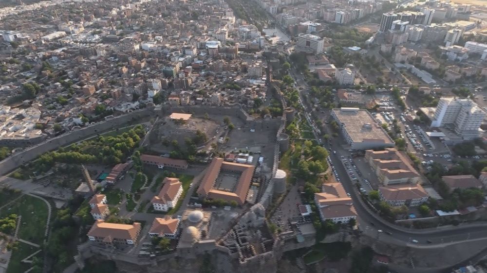 Manzara tutkunları havadan Diyarbakır'ın tarihi yerlerini keşfediyor
