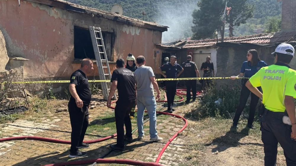 Mardin'de otomobil elektrik direğine çarptı: 3 yaralı
