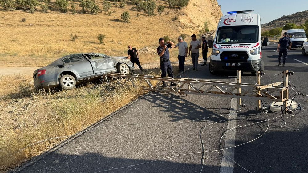 Mardin'de otomobil elektrik direğine çarptı: 3 yaralı