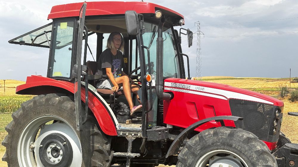 Masa başı işi bırakıp köyüne döndü: Şimdi başarılı bir kadın çiftçi