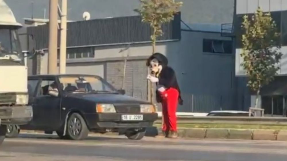 Mendil satıcısı 'Miki Fare' büyük ilgi gördü