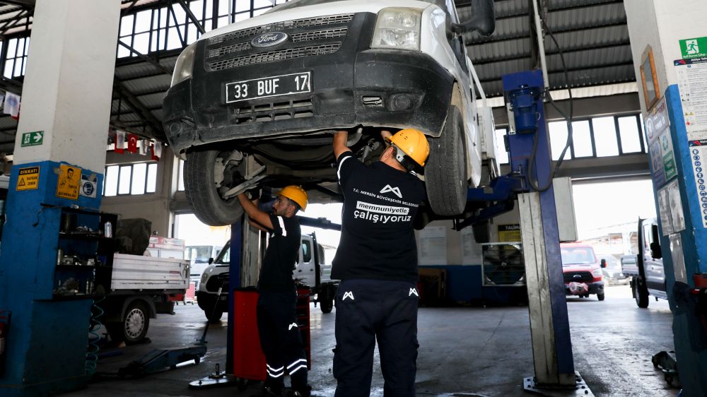 Mersin'de belediye araçları kendi atölyelerinde onarılıyor